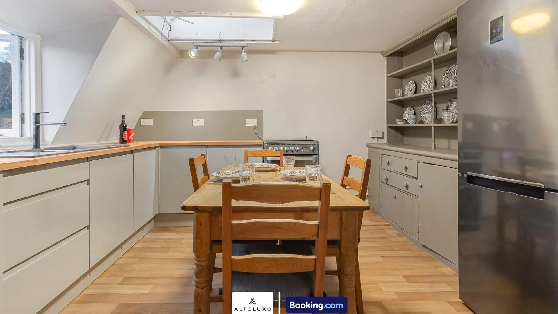 Spacestation Four 4 Bedroom Serviced Apartment By Altoluxoexperience Short Lets & Serviced Accommodation With Free Wifi Bristol United Kingdom